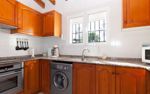 Stella: Bruin, Cabinetry, Countertop, Eigendom, Wastafel, Gootsteen, Wit, Kraan, Fornuis, Hout