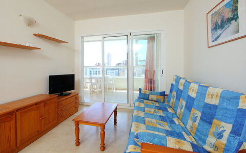 Gemelos: Meubilair, Blauw, Venster, Cabinetry, Fotolijst, Hout, Huis, Gebouw, Comfort, Woonkamer