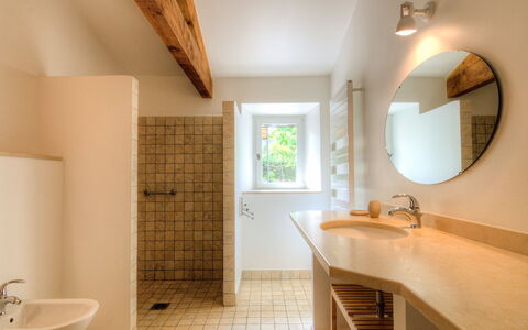 Gite Curel: Spiegel, Eigendom, Loodgieterswerkinrichting, Gebouw, Badkamer, Kraan, Wastafel, Hout, Verlichting