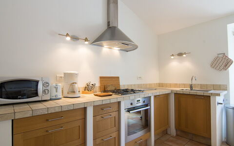 Gite Curel: Cabinetry, Countertop, Eigendom, Toestel Van De Keuken, Fornuis, Gebouw, Lade, Hout, Keuken, Verlichting
