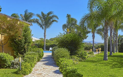 Bel Villa: Vegetation, Boom, Groen, Eigendom, Dag, Tuin, Onroerend Goed, Lucht, Botanische Tuin, Plantkunde