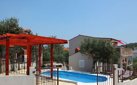 Vinka: Lucht, Water, Zwembad, Gebouw, Schaduw, Boom, Deur, Fabriek, Venster, Huis