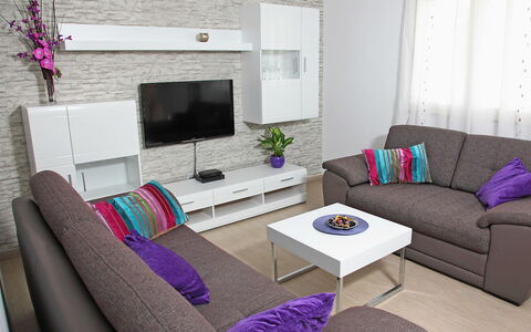 Vinka: Meubilair, Bankstel, Eigendom, Purper, Fabriek, Tafel, Comfort, Slaapbank, Kamerplant, Woonkamer