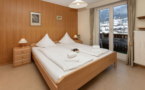 Chalet Beausite: Hout, Meubilair, Interieur Ontwerp, Slaapkamer, Bed, Plafond, Laken, Kamer, Bed Frame, Bedding