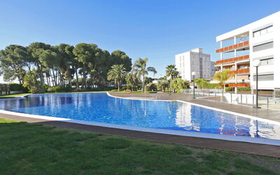 Cambrils 600: Water, Lucht, Gebouw, Fabriek, Eigendom, Zwembad, Azure, Boom, Venster, Huis