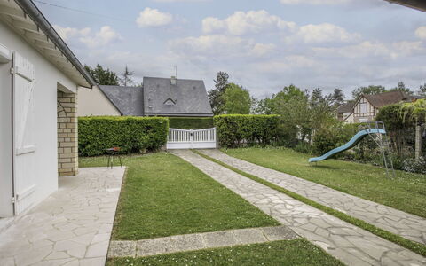 Villa Hélios: Fabriek, Lucht, Wolk, Dag, Eigendom, Boom, Weg Oppervlak, Schaduw, Deur, Gras