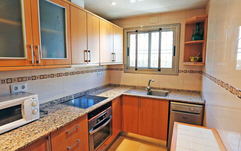 Solimar Cambrils: Countertop, Kraan, Cabinetry, Gootsteen, Wastafel, Meubilair, Eigendom, Loodgieterswerkinrichting, Keuken, Venster