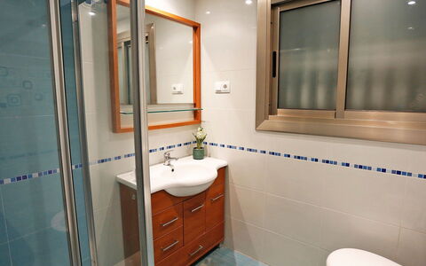 Solimar Cambrils: Spiegel, Kraan, Badkamerkast, Wastafel, Loodgieterswerkinrichting, Wastafel In De Badkamer, Eigendom, Cabinetry, Badkamer, Purper