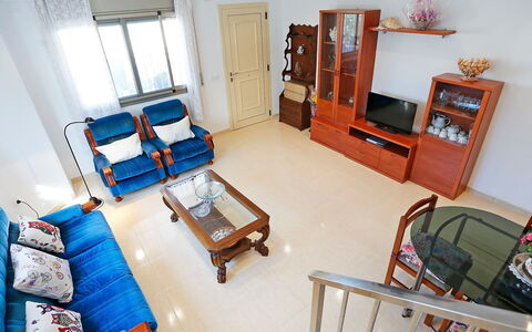 Solimar Cambrils: Fotolijst, Bankstel, Gebouw, Flooring, Verdieping, Interieur Ontwerp, Hout, Huis, Woonkamer, Hardwood