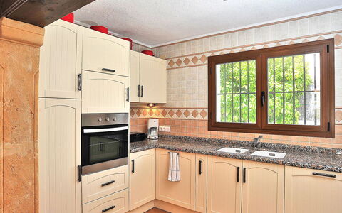 Rocinante: Cabinetry, Countertop, Meubilair, Eigendom, Gootsteen, Wastafel, Gebouw, Fornuis, Venster, Keuken