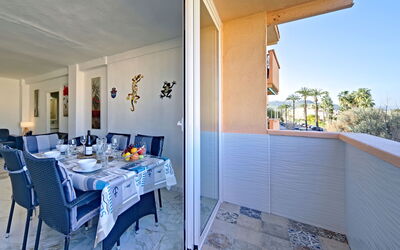 Jávea 417: Meubilair, Tafel, Stoel, Gebouw, Schaduw, Interieur Ontwerp, Verdieping, Decoratie, Flooring, Keuken En Eettafel