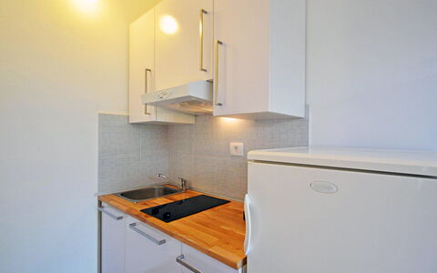 Aron: Cabinetry, Eigendom, Toestel Van De Keuken, Countertop, Keuken, Gebouw, Interieur Ontwerp, Verlichting, Hout, Fornuis