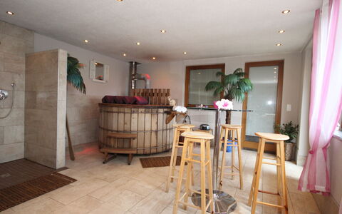 Zell am Ziller 180: Eigendom, Hout, Tafel, Interieur Ontwerp, Flooring, Verdieping, Gordijn, Hardwood, Kamerplant, Plafond