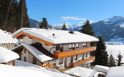 Zell am Ziller 180: Lucht, Sneeuw, Gebouw, Berg, Eigendom, Venster, Boom, Helling, Huis, Freezing