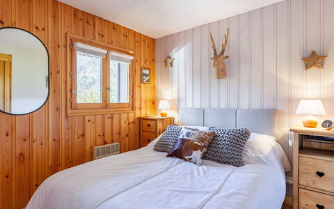 Les Huskies: Meubilair, Eigendom, Cabinetry, Comfort, Azure, Hout, Textiel, Bed Frame, Interieur Ontwerp, Bed