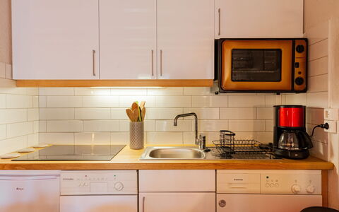 Les Huskies: Bruin, Cabinetry, Gootsteen, Countertop, Eigendom, Wastafel, Toestel Van De Keuken, Kraan, Fornuis, Keuken