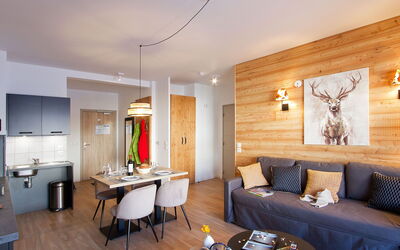 Rochebrune les Cimes 300.8: Tafel, Meubilair, Eigendom, Bankstel, Hout, Architectuur, Interieur Ontwerp, Woonkamer, Gebouw, Verdieping