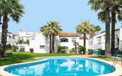 Villas de Madrid: Fabriek, Water, Dag, Lucht, Eigendom, Gebouw, Groen, Blauw, Azure, Boom