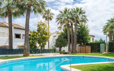 Villas de Madrid: Water, Wolk, Lucht, Fabriek, Groen, Zwembad, Azure, Boom, Blauw, Schaduw