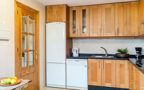 Villas de Madrid: Cabinetry, Meubilair, Gootsteen, Countertop, Gebouw, Wastafel, Toestel Van De Keuken, Hout, Keuken, Huishoudapparatuur