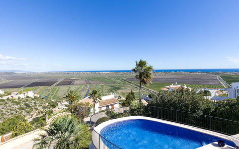 Villa Flores: Lucht, Water, Fabriek, Gebouw, Eigendom, Badplaats, Azure, Boom, Huis, Zwembad