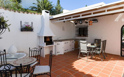 Villa Flores: Tafel, Meubilair, Eigendom, Stoel, Lucht, Venster, Bloempot, Interieur Ontwerp, Gebouw, Verlichting