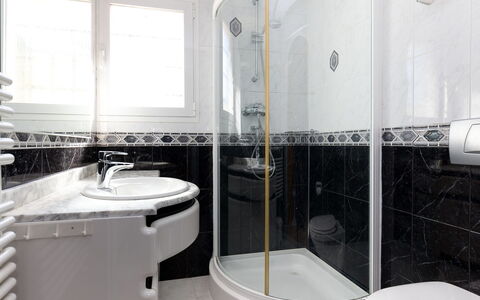 Villa Flores: Kraan, Loodgieterswerkinrichting, Wastafel In De Badkamer, Wastafel, Spiegel, Badkamer, Gebouw, Douche, Venster, Verdieping