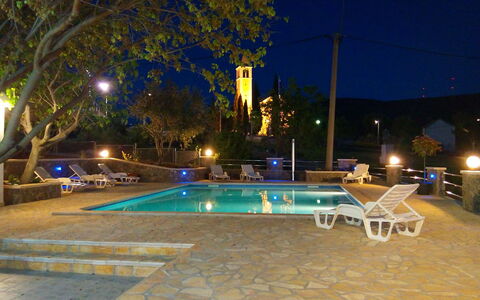 Villa Luka: Water, Eigendom, Fabriek, Zwembad, Lucht, Licht, Azure, Boom, Straatlantaarn, Verlichting