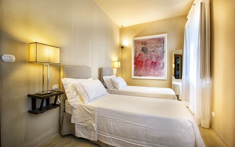 Villa Piazza Della Fortezza: Slaapkamer, Bed, Kamer, Meubilair, Eigendom, Laken, Interieur Ontwerp, Bed Frame, Suite, Bedding