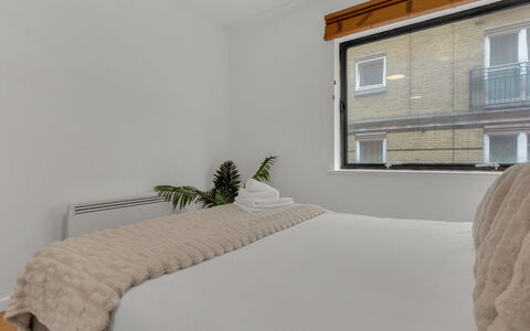 Globe View: Interieur Ontwerp, Muur, Slaapkamer, Hout, Meubilair, Linens, Bed, Verdieping, Kamer, Bedding