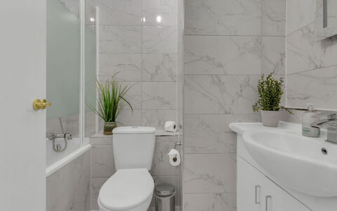 Globe View: Wc Bril, Badkamer, Toilet, Loodgieterswerkinrichting, Muur, Flooring, Interieur Ontwerp, Verdieping, Wastafel, Badkamerkast