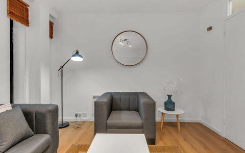Globe View: Meubilair, Interieur Ontwerp, Flooring, Muur, Verdieping, Bankstel, Hout, Woonkamer, Huis, Kamer