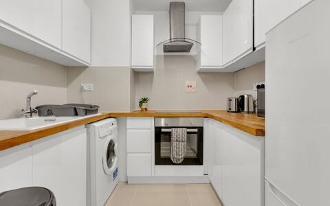 Globe View: Countertop, Keuken, Flooring, Major Appliance, Interieur Ontwerp, Toestel Van De Keuken, Cabinetry, Verdieping, Hout, Plafond