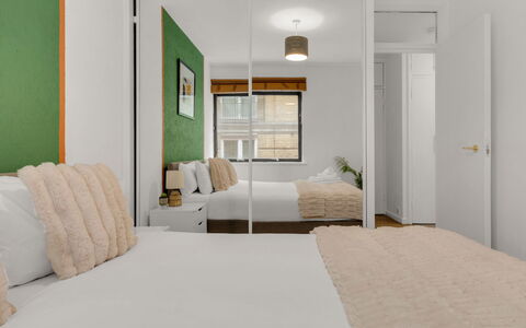 Globe View: Interieur Ontwerp, Muur, Flooring, Slaapkamer, Verdieping, Hout, Bed, Linens, Laken, Plafond