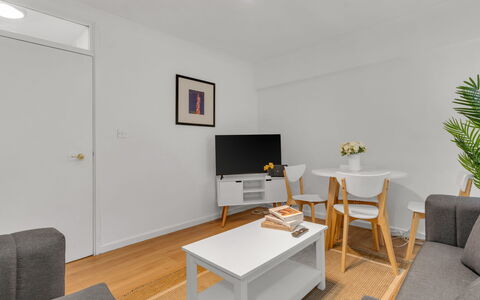Globe View: Interieur Ontwerp, Meubilair, Flooring, Verdieping, Hout, Plafond, Bankstel, Kamer, Houten Vloer, Woonkamer