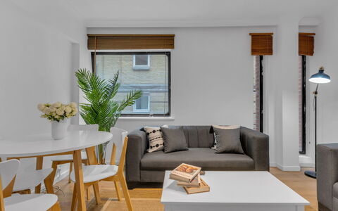 Globe View: Meubilair, Interieur Ontwerp, Flooring, Muur, Verdieping, Bankstel, Tafel, Hout, Kamer, Woonkamer