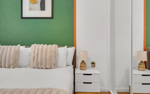 Globe View: Meubilair, Bed, Slaapkamer, Interieur Ontwerp, Bedding, Laken, Hout, Linens, Verdieping, Flooring
