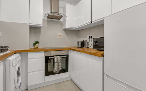 Globe View: Keuken, Countertop, Toestel Van De Keuken, Flooring, Cabinetry, Major Appliance, Interieur Ontwerp, Hout, Verdieping, Plafond