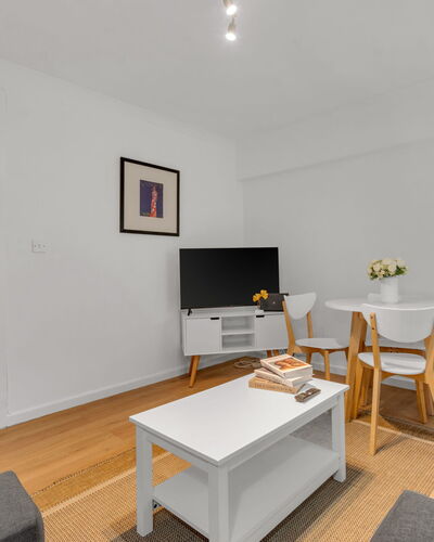 Globe View: Interieur Ontwerp, Meubilair, Flooring, Verdieping, Hout, Plafond, Bankstel, Kamer, Houten Vloer, Woonkamer