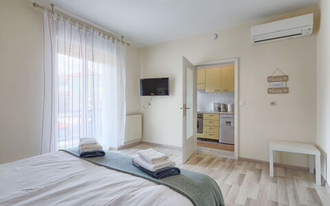 Villa Toni: Slaapkamer, Eigendom, Kamer, Meubilair, Bed, Interieur Ontwerp, Bed Frame, Verdieping, Plafond, Onroerend Goed