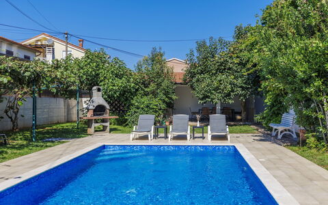 Villa Toni: Fabriek, Water, Lucht, Eigendom, Blauw, Zwembad, Groen, Azure, Gebouw, Boom