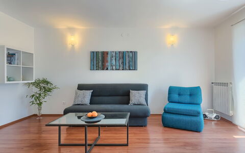 Gojak: Bankstel, Tafel, Meubilair, Eigendom, Comfort, Azure, Fotolijst, Hout, Interieur Ontwerp, Verlichting