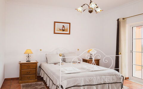 Da Horta: Meubilair, Eigendom, Venster, Comfort, Hout, Textiel, Gebouw, Bed Frame, Interieur Ontwerp, Lade