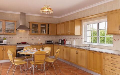 Da Horta: Meubilair, Cabinetry, Eigendom, Gootsteen, Countertop, Tafel, Stoel, Hout, Venster, Kraan