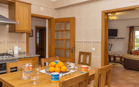 Das Amendoeiras: Tafel, Meubilair, Tableware, Cabinetry, Bankstel, Stoel, Oranje, Hout, Interieur Ontwerp, Voedsel