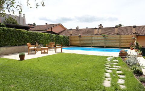 Antonietta: Gras, Eigendom, Werf, Gazon, Backyard, Kunstgras, Tuin, Land Lot, Binnenplaats, Huis