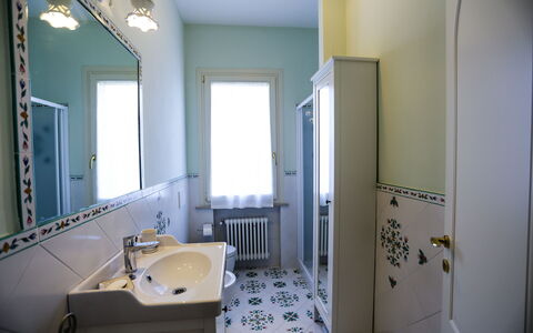 Antonietta: Badkamer, Kamer, Eigendom, Gebouw, Huis, Verdieping, Architectuur, Interieur Ontwerp, Onroerend Goed, Tegel