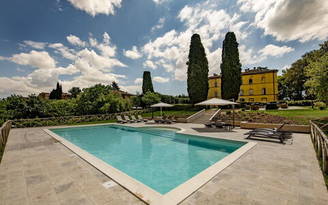 Villa Rocchi: Zwembad, Lucht, Eigendom, Water, Dag, Onroerend Goed, Gebouw, Architectuur, Reflecting Pool, Wolk