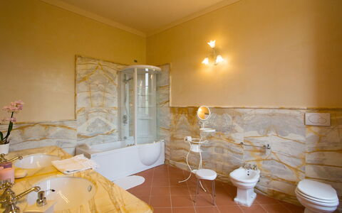 Villa Rocchi: Kamer, Eigendom, Badkamer, Verdieping, Geel, Interieur Ontwerp, Muur, Gebouw, Tegel, Onroerend Goed