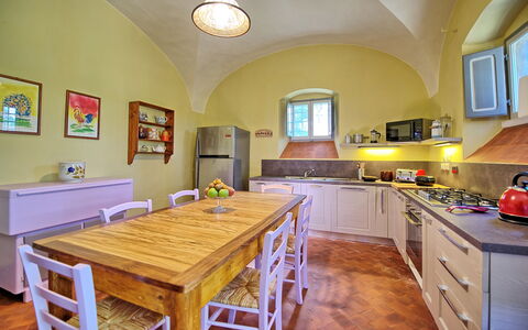 Villa Marietta: Countertop, Kamer, Meubilair, Eigendom, Gebouw, Keuken, Geel, Interieur Ontwerp, Plafond, Cabinetry